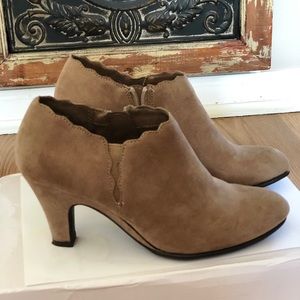 AEROSOLES Romantic ankle boots